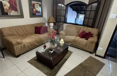 Casa com 3 quartos à venda na Rua Quinhentos e Sessenta e Seis, 107, Nossa Senhora das Graças, Volta Redonda