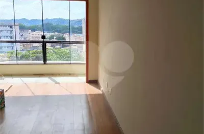 Apartamento com 3 quartos para alugar na Oscar De Almeida Gama, Aterrado, Volta Redonda