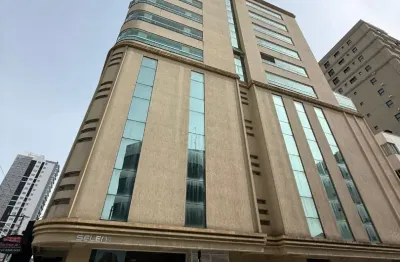 Alugo apartamento mobiliado com duas suítes a menos de 50 metros do mar!