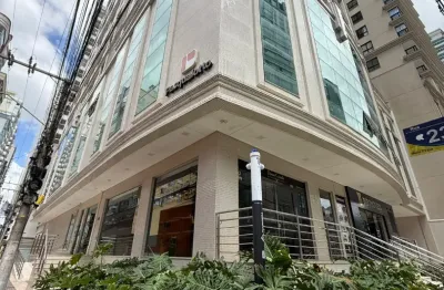 Aluga-se excelente sala comercial com 80 m², localização priveligiada!