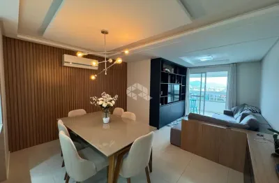 Apartamento vista mar mobiliado com 2 dormitórios, sendo 1 suíte, 2 vagas de garagem no bairro canto em florianópolis/sc.