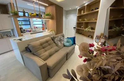 Apartamento mobiliado com vista para o mar, possui 2 dormitórios, sendo 1 suíte, 1 vaga de garagem no bairro joão paulo em florianópolis/sc.