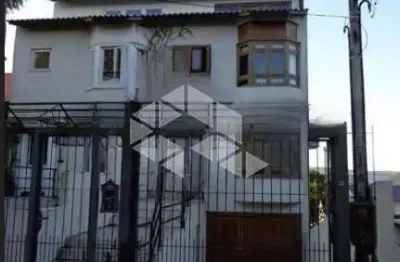 Caso tipo sobrado no jd parque ipanema, 2 suítes, sótão com banheiro, lareira, churrasqueira, 2 vagas de garagem cobertas