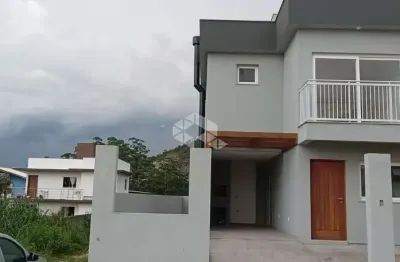 Casa geminada 03 quartos sendo 01 suíte no bairro rio tavares - florianópolis/sc