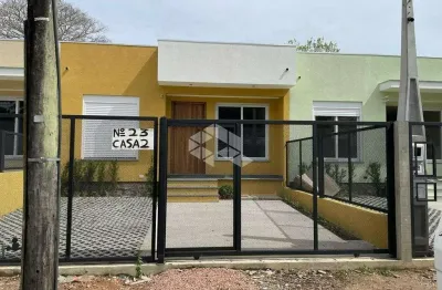 Casa nova com pátio de 60m2, 3 dormitórios, 1 suíte, 2 vagas de garagem, churrasqueira.