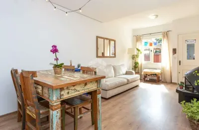 Excelente casa sobrado com 3 dormitórios, suíte, lavabo, lareira, pátio com churrasqueira e vaga de garagem no bairro teresópolis