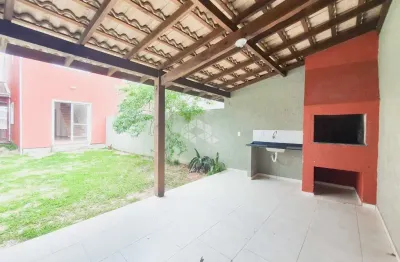 Sobrado/casa com dois dormitórios a venda próximo à praia do campeche.