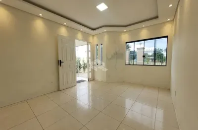 Linda casa 2 dormitórios com piscina e espaço com churrasqueira em canoas