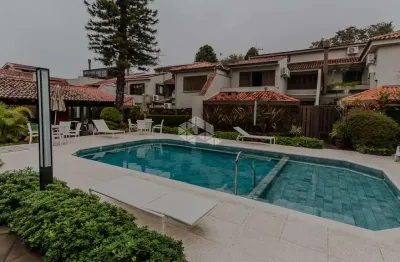 Casa em condomínio, totalmente reformada frente rua com 03 dormitórios, lareira e churrasqueira!