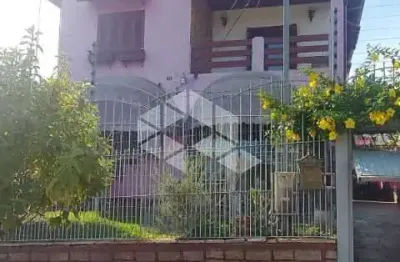 Casa com 4 dormitórios na vila dos comerciários e pátio arborizado