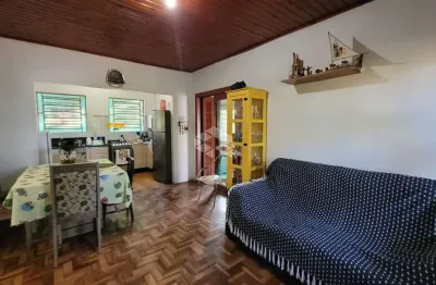 Casa ampla com 2 dormitórios e várias árvores frutíferas.