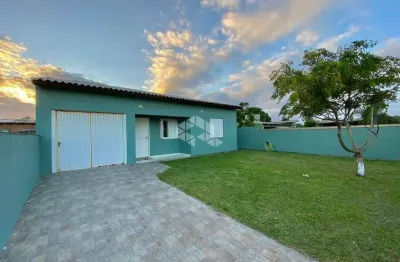 Casa com 2 dormitórios, pátio grande, no jardim beira mar em capão da canoa