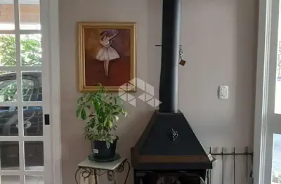 Sobrado 3 dormitórios e garagem para 2 carros em condomínio fechado.