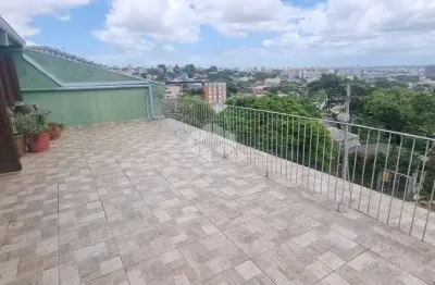 Excelente casa sobrado ampla, 280m² privativos, com 3 dormitórios, suíte, lavabo, 3 vagas de garagem, pátio grande e terraço com salão de festas