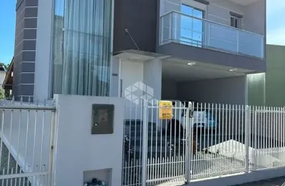 Casa mobiliada com 03 quartos/dormitórios no bairro praia comprida, em são josé- sc