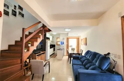 Linda casa em condomínio no bairro tristeza com 3 dormitórios e 2 vagas