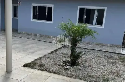 Casa com 03 quartos/dormitórios no bairro fundos, em biguaçu/sc