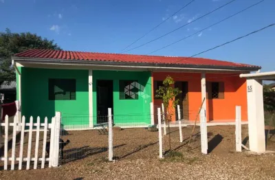 Casa geminada, 02 dormitórios, localização tranquila e ótima posição solar