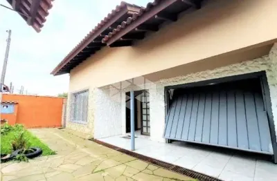 Casa de 3 dormitórios 1 com suíte, closet, ampla sala de estar com lareira, 3 vagas cobertas, 2 banheiros a venda no bairro Nossa Ssenhora das Graças