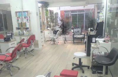 Loja na galeria bond street, em frente ao parcão no moinhos de vento