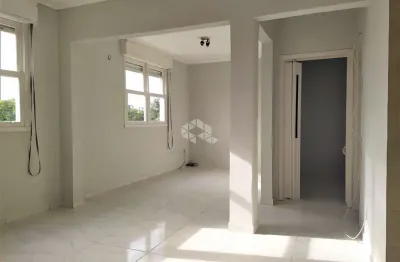 Apartamento de 2 dormitórios com vaga e reformado no bairro camaquã