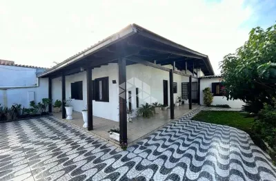 Casa de 3 dormitórios com piscina, próximo do supermercado miller no bairro avenida!