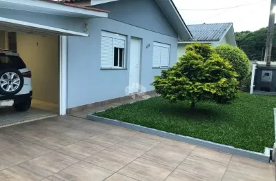 Casa de alvenaria, bairro ipanema, com 73 m2, 2 dormitórios, sala e cozinha integradas, 2 banheiros, garagem, churrasqueira, área de serviço, pátio.