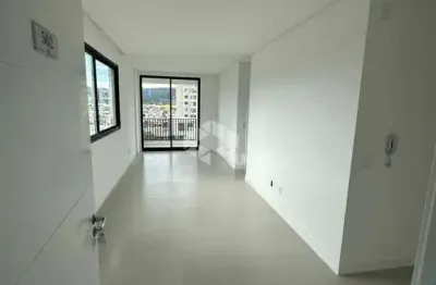 Apartamento novo no bairro perequê, em porto belo, sc, sacada com churrasqueira, lavabo, 02 suítes, e 01 vaga de garagem.