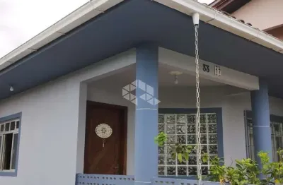Casa de dois andares sendo 3 dormitórios/ quartos com 1 suíte no bairro forquilinhas - são josé no valor de r$ 760.000,00.