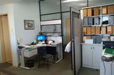 Centro - sala no edifício coliseu localizado no coração do centro de porto alegre/rs.