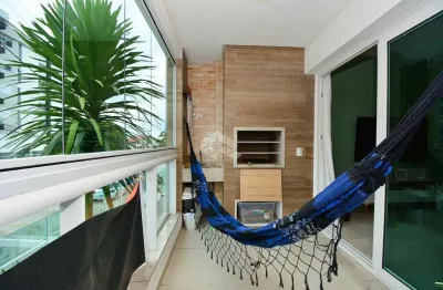 Apartamento semimobiliado com vista panorâmica de 3 dormitórios, sendo 2 demisuítes, 2 vagas de garagem no bairro joão paulo em florianópolis/sc.