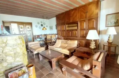 Casa mobiliada com 2 dormitórios,  pátio, 2 vagas de garagem no bairro glória a 3 minutos do bourbon teresòpolis.