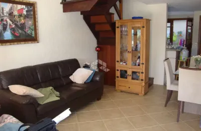 Ampla casa em condomínio 03 dormitórios 1 vaga de garagem no bairro cavalhada em porto alegre