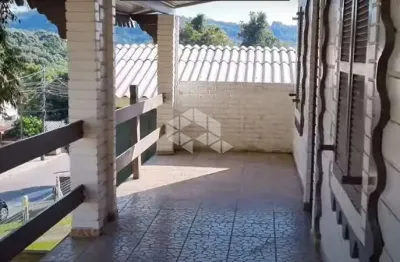 Casa com 174m² no bairro piratini, a 5 minutos da rua coberta de gramado