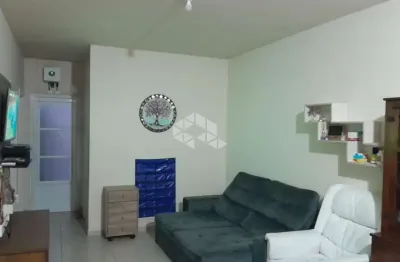 Casa de 02 dormitórios à venda no bairro Diácono João Luiz Pozzobon, em Santa Maria.