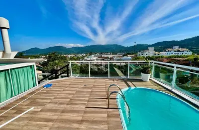 Cobertura de 3 quartos (1 suíte) e piscina no centrinho da lagoa