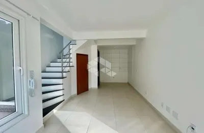 Sobrado com 2 dormitórios, sendo uma suíte com sacada, centro de canoas.