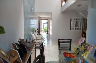 Casa 3 dormitórios, 1 suite, 1 vagas, edícula com churrasqueira e piscina. Bairro Guarujá