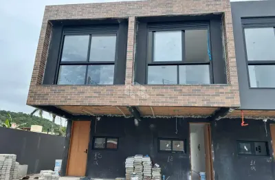 Casa duplex com 2 suítes vaga e estrutura completa de condomínio na cachoeira!