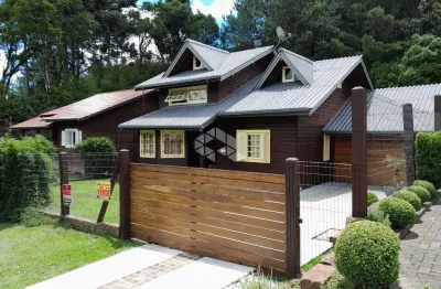 Casa charmosa 3 dormitórios, cerca de 150m², garagem e pátio, em gramado