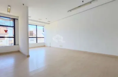 Ampla sala desocupada, de frente, a poucos metros da av benjamin constant