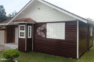 Casa de madeira com dois dormitórios em canela no bairro bom jesus