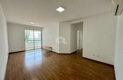 Apartamento à venda com 4 quartos sendo 01 suíte e 01 vaga de garagem no bairro kobrasol em são josé/sc.