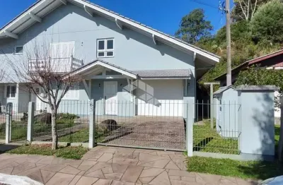 Casa 3 dormitórios cerca 200 m² com 02 apartamento de 01 dormitorio próximo ao lago negro em gramado