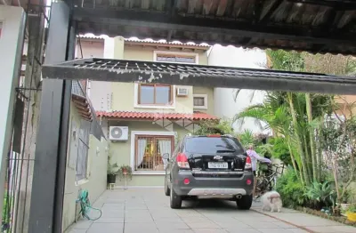 Excelente casa 3 dormitórios com uma suíte, 2 vagas de garagem e piscina à venda no guarujá.