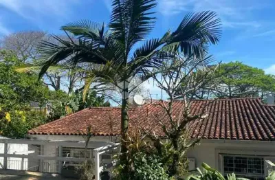 Bela casa na vila assunção  (região nobre da zona sul) , composta de 4 dormitórios, piscina, salão de festas +  suíte, 2 vagas de garagem cobertas