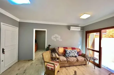 Aconchegante apartamento com dois dormitórios e churrasqueira, a poucos passos do mar