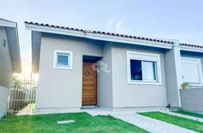 Icasa a venda com 02 dormitorios, sala cozinha conjulgados, banheiro, pátio , vaga de garagem, em frente a casa em condomínio fechado