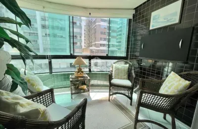 Apartamento com vista para o mar em ampla avenida, com sacada e churrasqueira