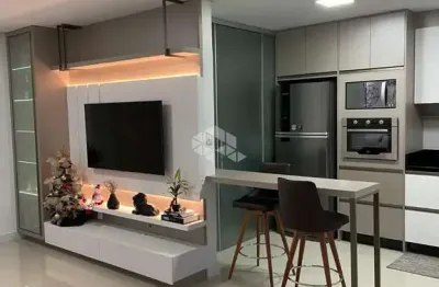 Apartamento semimobiliado com dois dormitórios, suíte e duas vagas.